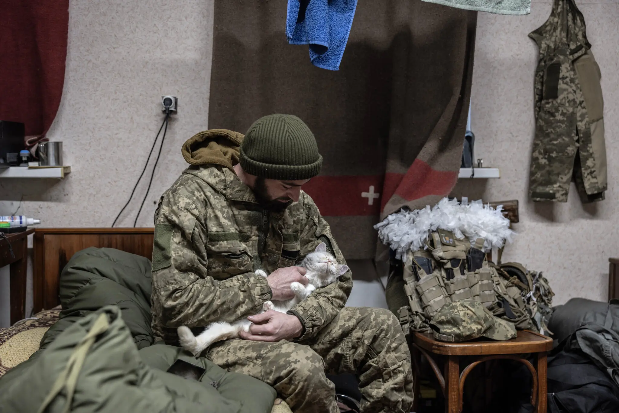 Український військовий у покинутому будинку в Сумській області, Україна, після повернення з боїв у Росії.